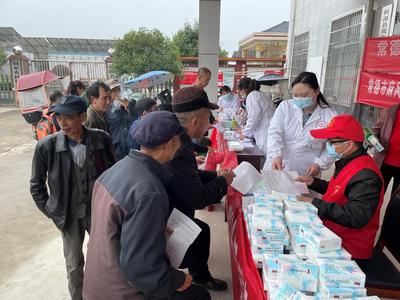 市皮防所黨員志愿者 健康義診進鄉(xiāng)村，麻風(fēng)防治人人知，營養(yǎng)健康咨詢暖人心